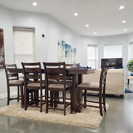 Beautiful 2 Bedroom 2 Bath Near United Center